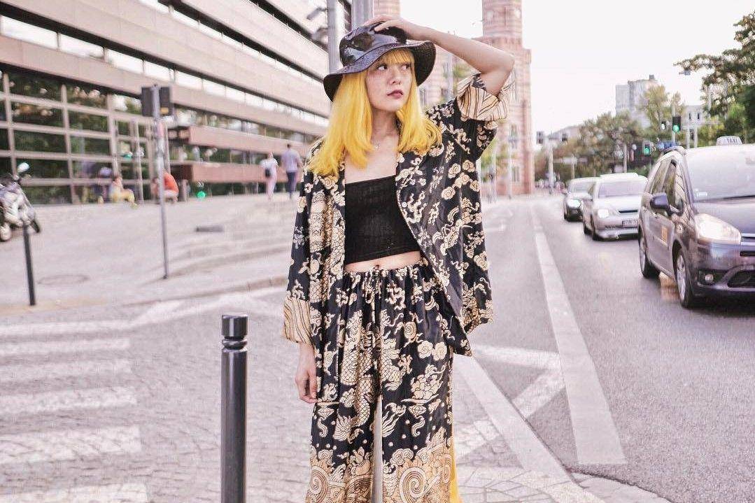 7 Potret OOTD Quirky Chic Sonia Eryka, Kakak Rich Brian