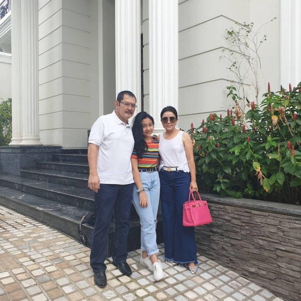 Instagram.com/mayangsaritrihatmodjoreal