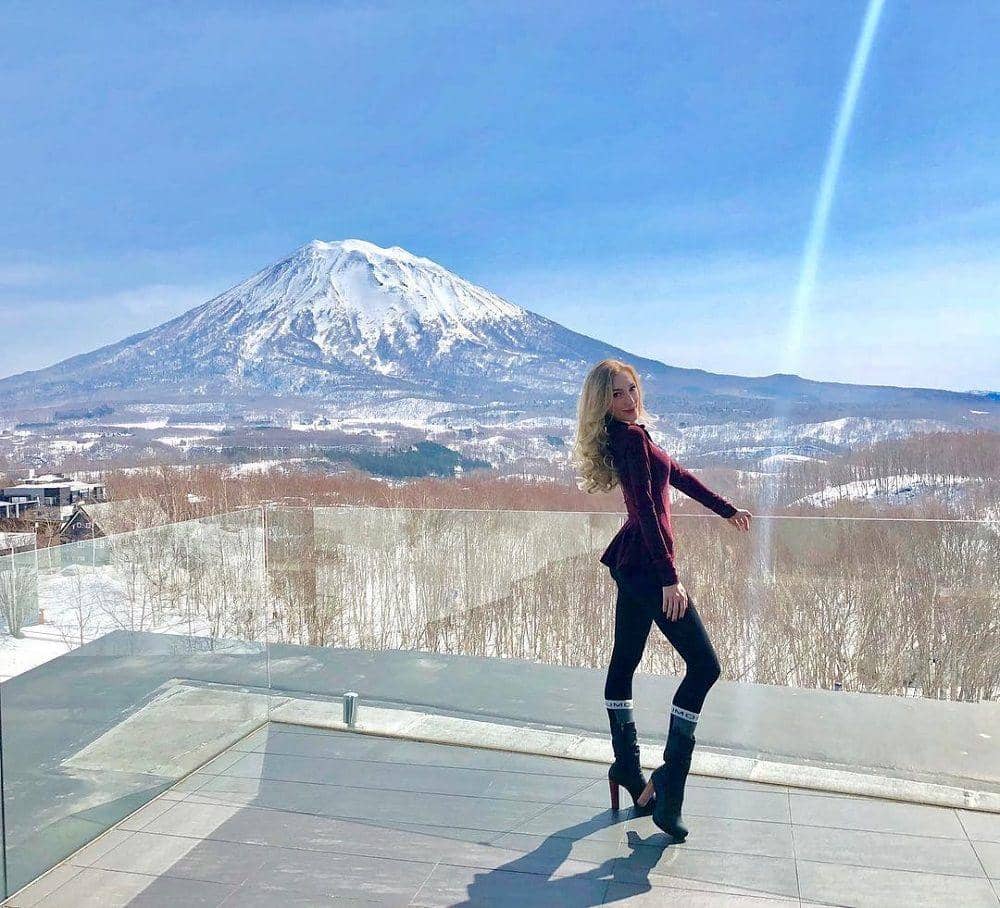 Instagram.com/varshaadhikumoro