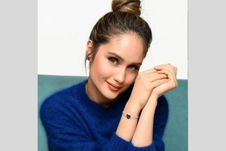 Instagram.com/@claurakiehl