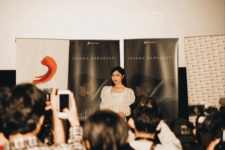 Instagram.com/@isyanasarasvati