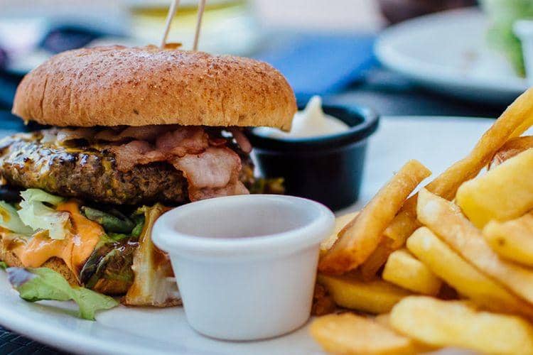 menghindari junk food untuk kualitas sperma yang lebih baik