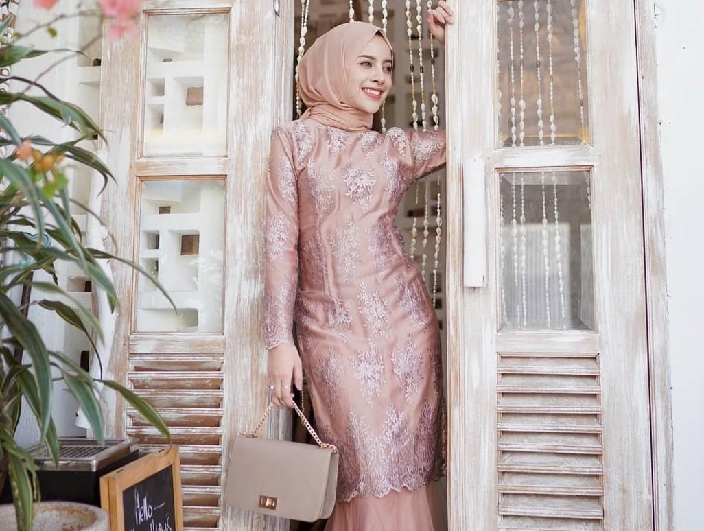 7 Model Kebaya Modern untuk Wisuda yang Bisa Jadi Inspirasimu