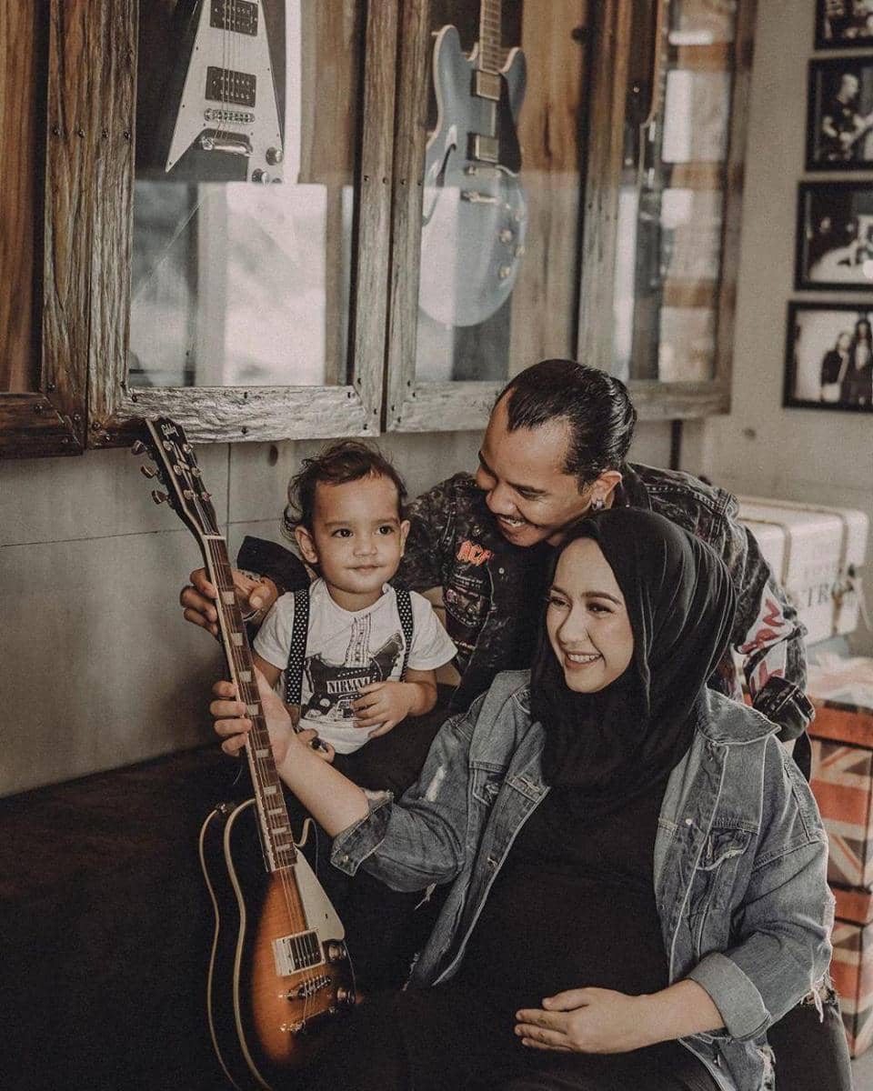 Instagram,com/carolynadewi