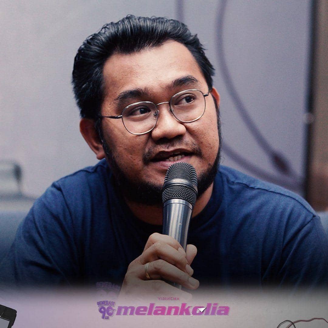 Maftunkor qizlarning eshakda sikilgan fotosuratlari