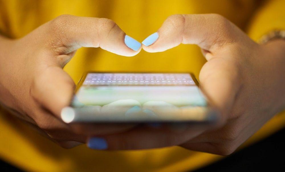8 Chat untuk Cowok yang Bikin Dia Terus-terusan Mikirin Kamu
