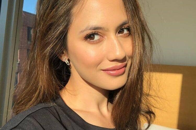 Instagram.com/@pevpearce