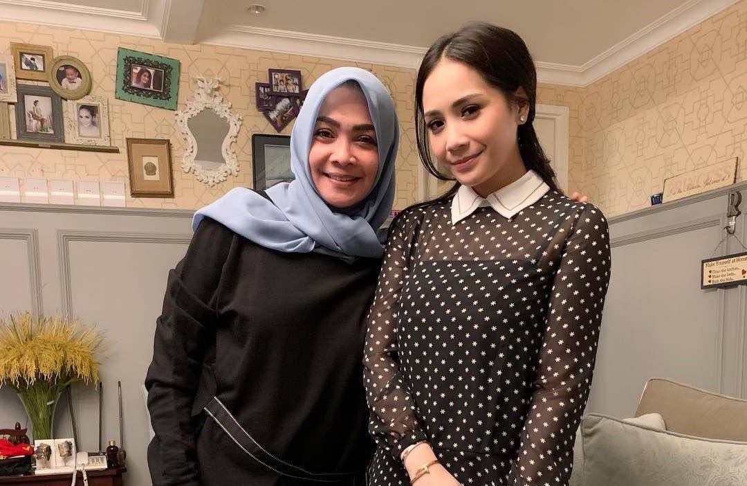 Ada Lift dan Kolam Renangnya, Ini 16 Potret Rumah Mewah Mama Rieta