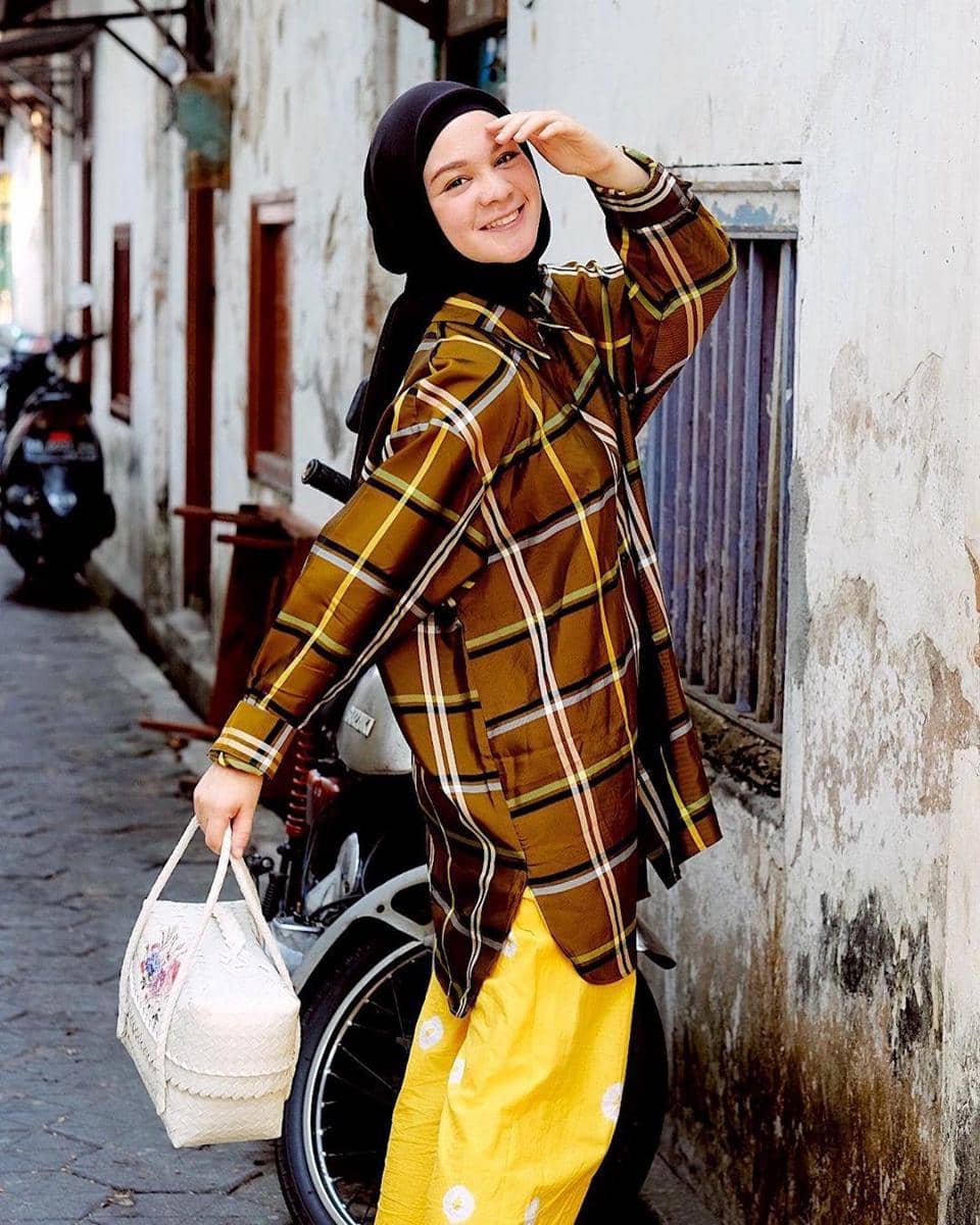 kerudung hitam dengan baju warna dark mustard