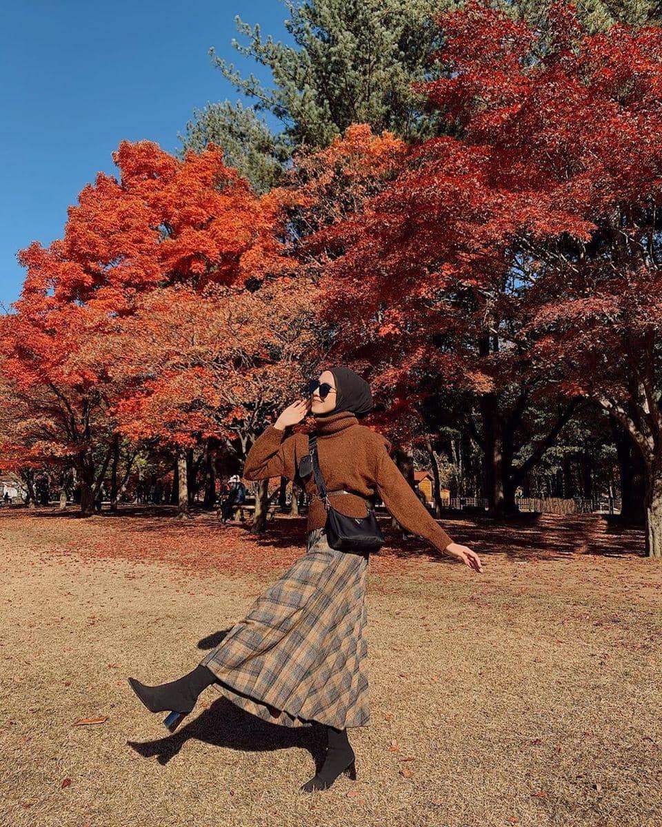kerudung hitam dengan baju warna cokelat
