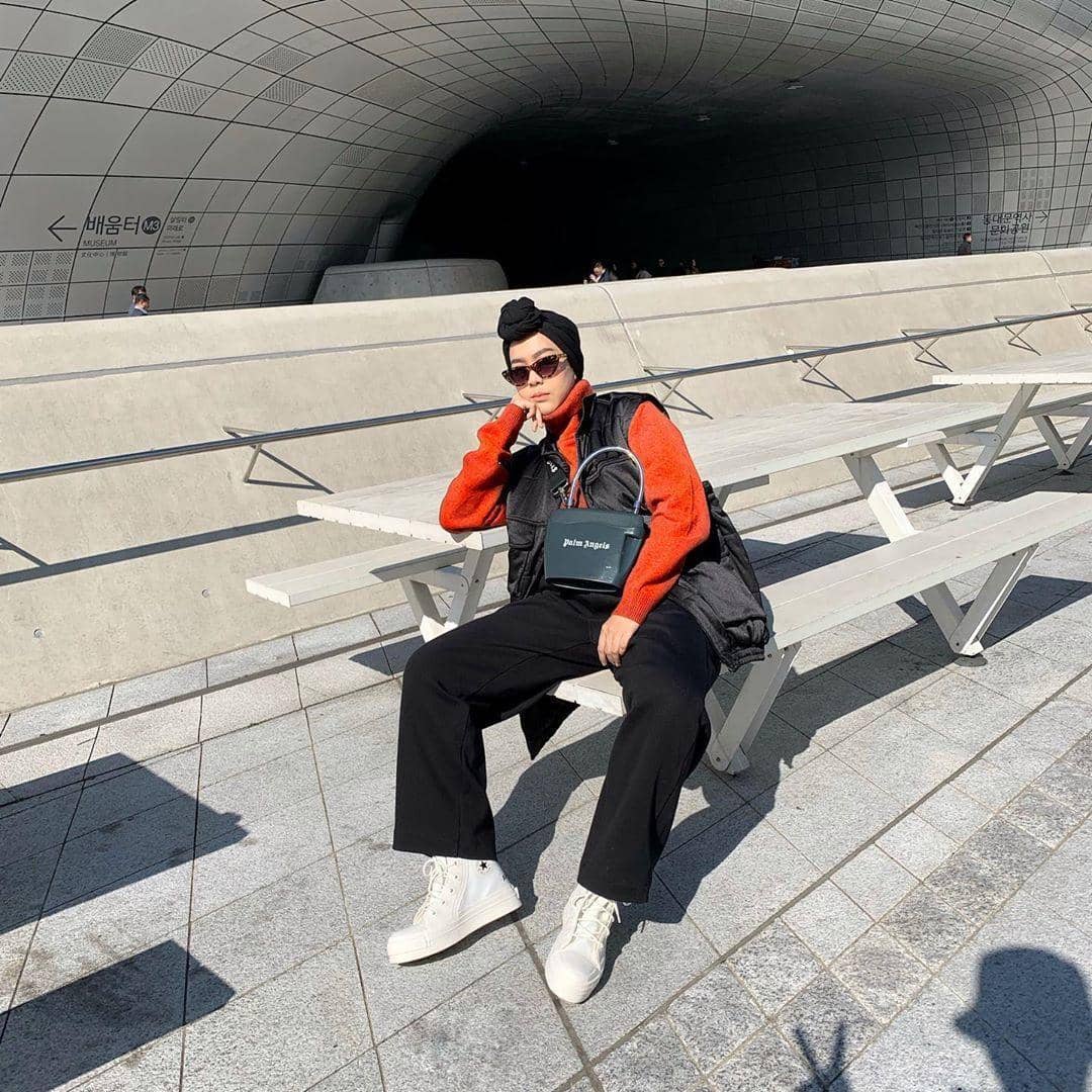 kerudung hitam dengan baju warna merah