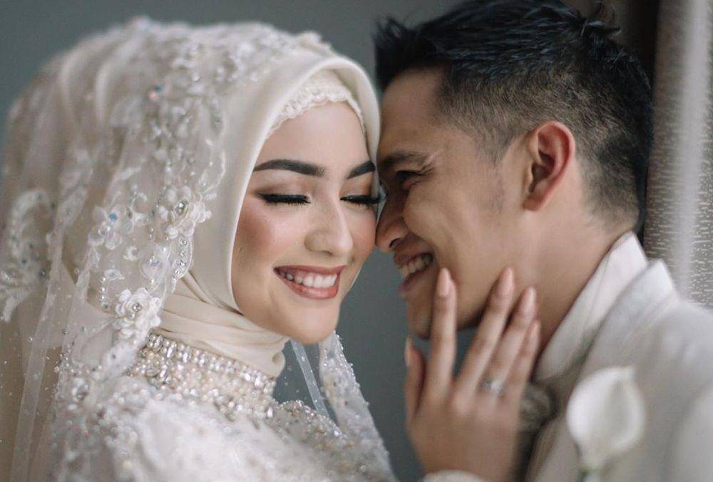 10 Gaya Riasan Tamu Undangan di Resepsi Citra Kirana & Rezky Aditya!