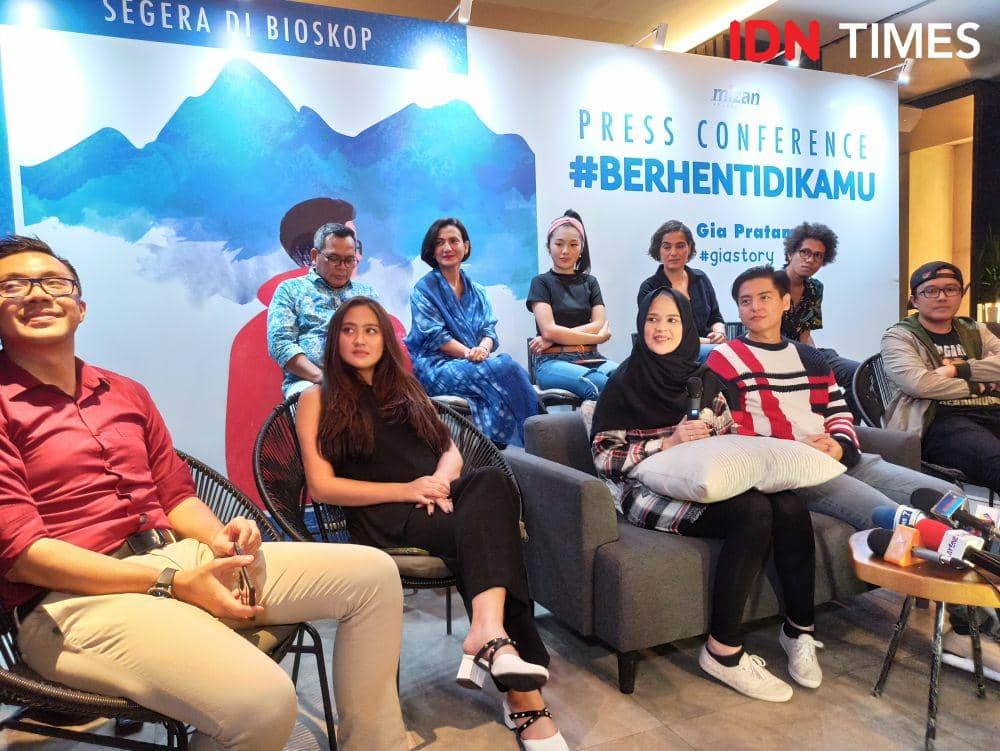 Dr. Gia, jajaran pemain, dan sutradara saat preskon film Berhenti di Kamu, di RBOJ Coffe, Jakarta, pada kamis (30/1). IDN Times/Erfah Nanda.