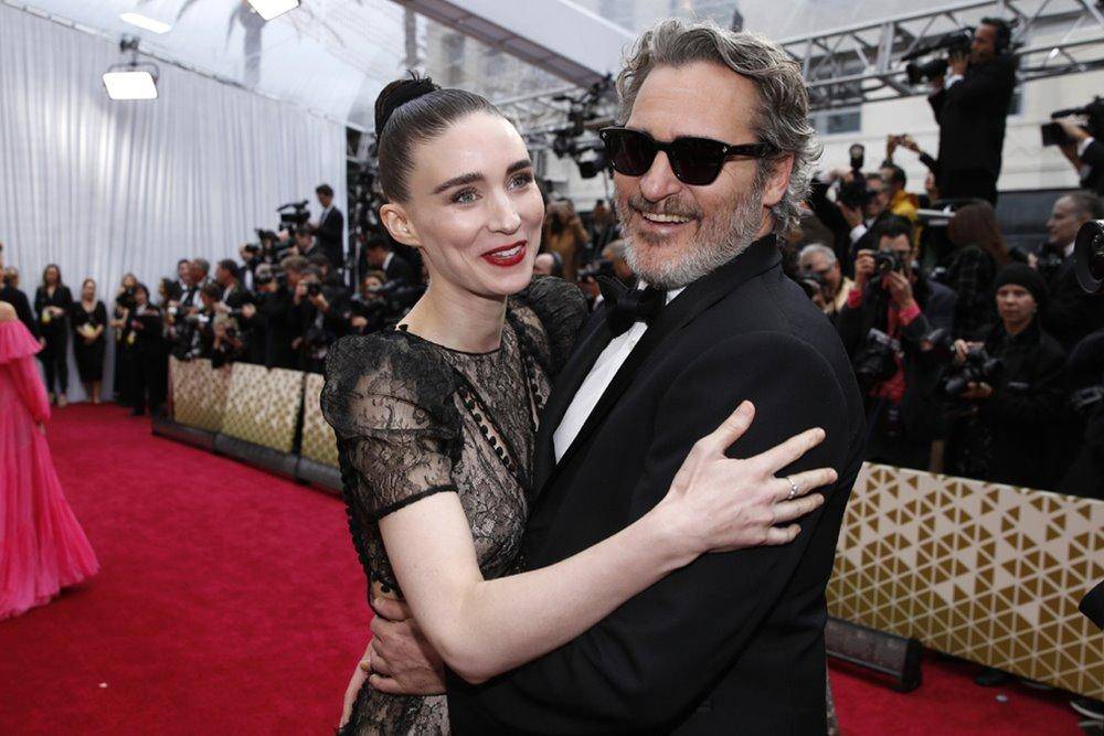 7 Seleb Diam-diam Punya Anak, Terbaru Joaquin Phoenix & Rooney Mara