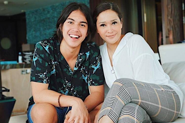 Penyayang, 11 Foto Ini Bukti El Rumi Dekat Banget dengan Maia Estianty