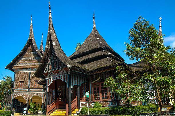 6 Keunikan Rumah Adat Sumatra Barat yang Anti Gempa