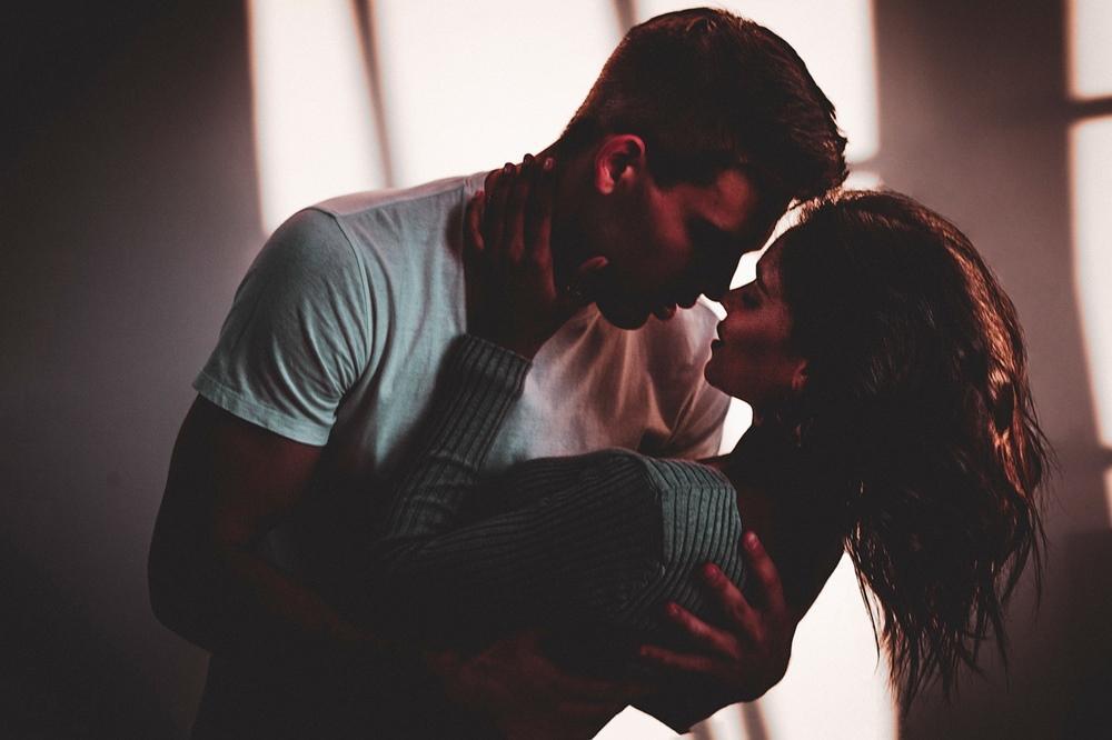 Perempuan Harus Tahu, Ini 7 Kode dari Pasangan yang Ingin Bercinta