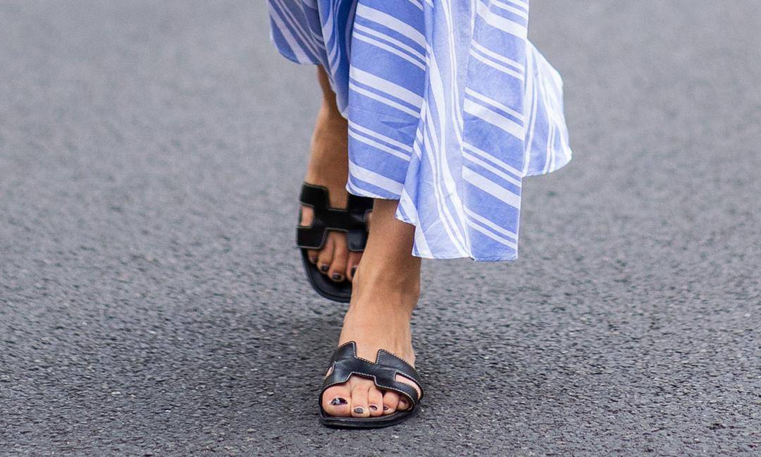 Tips Paling Mudah Mencuci Sandal Kulit 