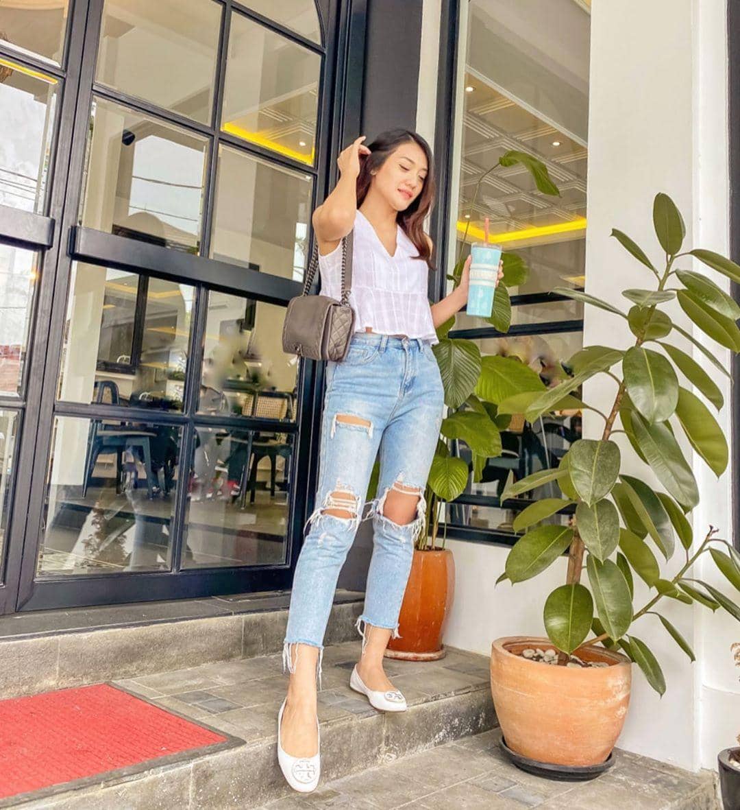 Instagram.com/anissaaziza