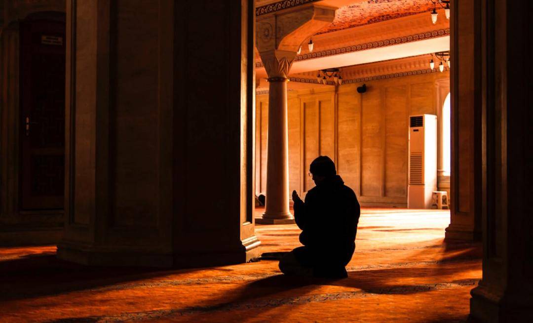 Doa Itikaf di Rumah dengan Syarat dan Tata Caranya
