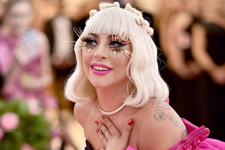 Sedang Dimabuk Cinta, 9 Potret Mesra Lady Gaga dan Pacar Baru