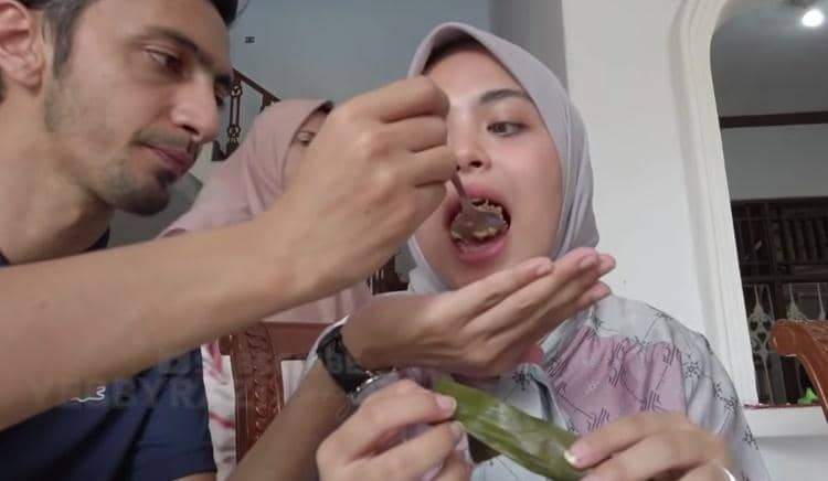 Youtube.com/VebbyRaziStory