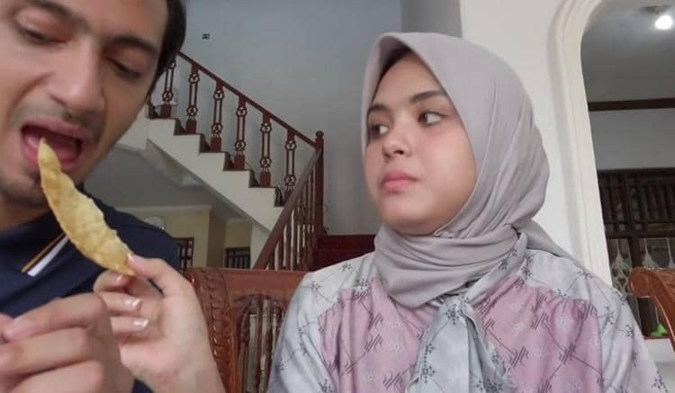 Youtube.com/VebbyRaziStory