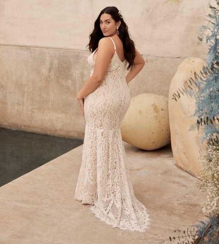 thecurvyfashionista.com