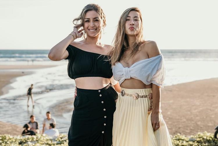 Sahabat Sejak Lama, 10 Foto Seksi Jessica Iskandar & Jennifer Bachdim