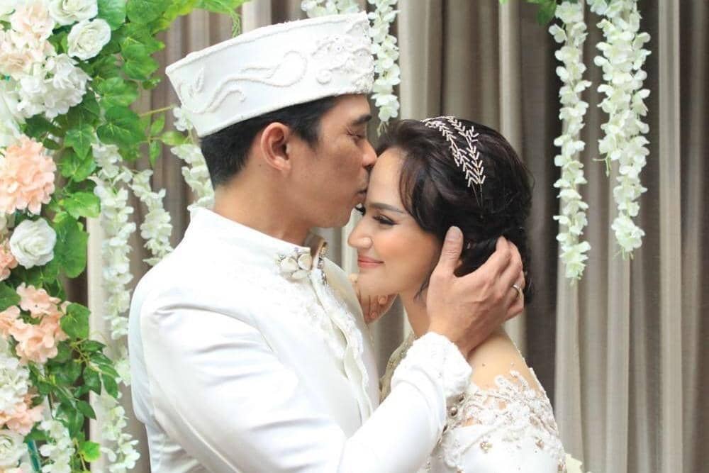 Pacaran Singkat, Ini 5 Fakta Pernikahan Angelica Simperler & Suami