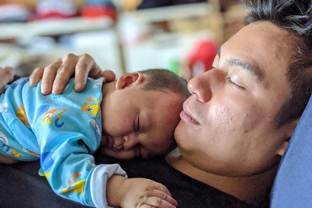 9 Potret Public Figure Pria Saat Lakukan Pekerjaan Rumah Tangga