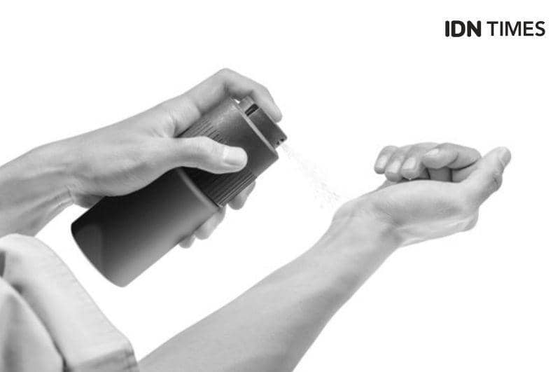 Ilustrasi memakai parfum di titik nadi