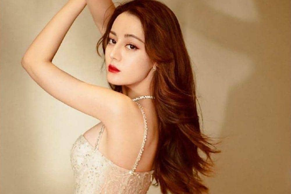 Orta yoshli ayol bilan neylon va etiklarda jinsiy aloqani tomosha qiling