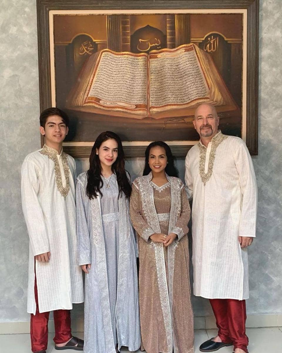 Steffi Zamora dan keluarga