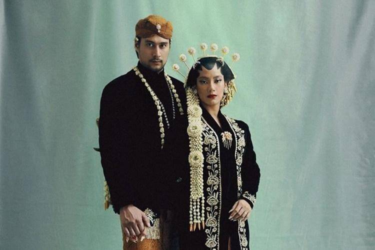 Lestarikan Budaya, Ini 10 Foto Post-Wedding Tara Basro & Daniel Adnan