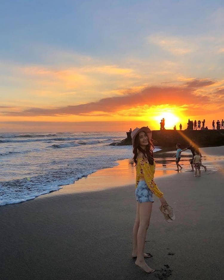 Instagram.com/bellaapriliasant