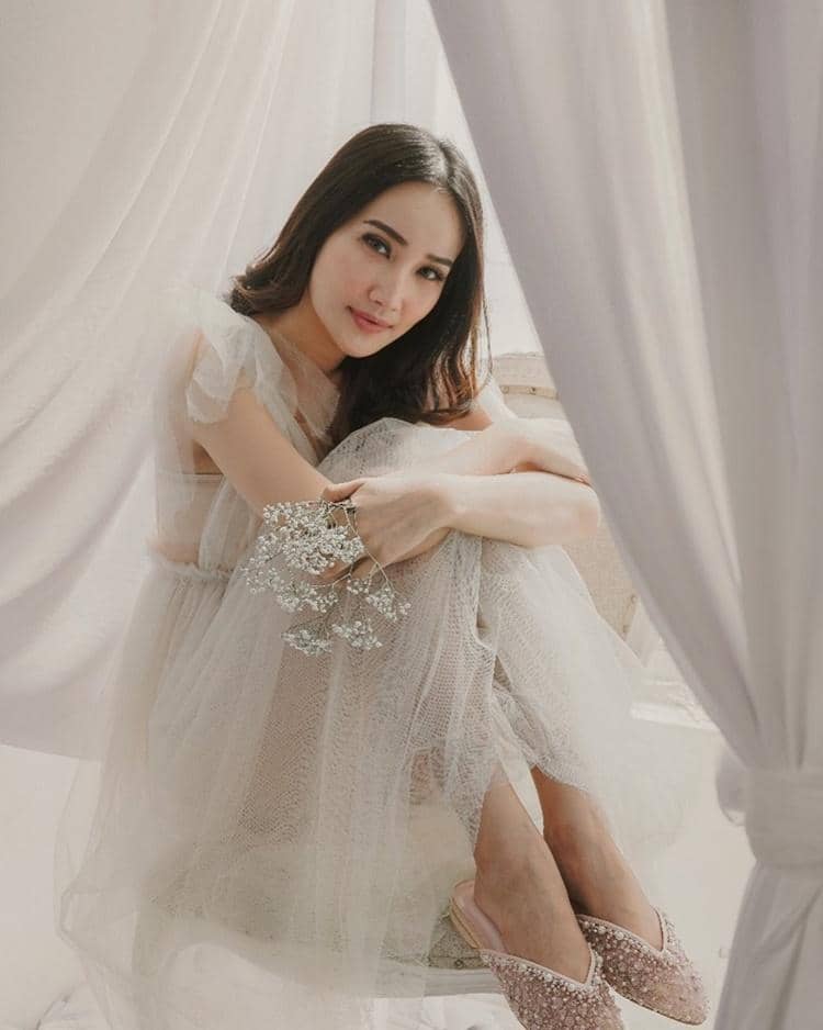 Instagram.com/bellaapriliasant