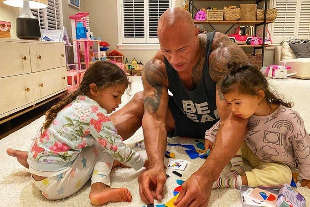 Sekeluarga Dwayne "The Rock" Johnson Positif Corona, Ini Kronologinya
