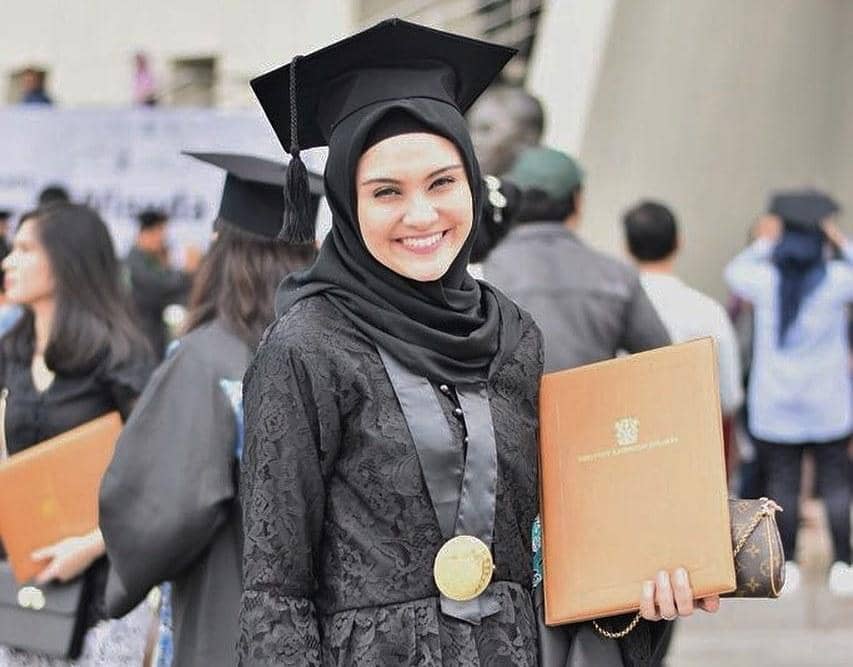 Instagram.com/zeezeeshahab