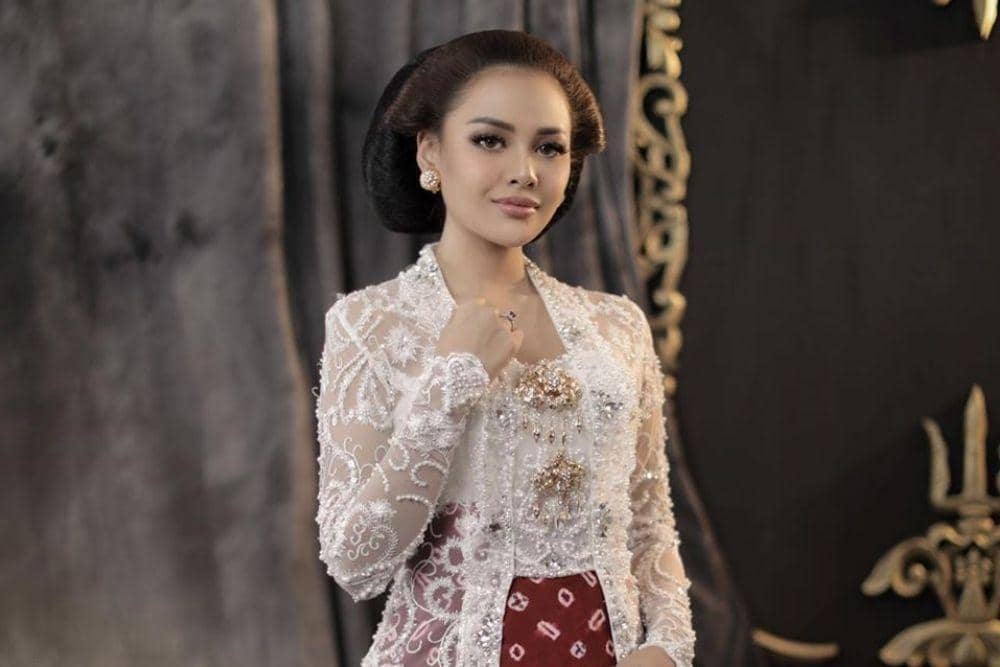 Intip Pesona Aurel Hermansyah dalam Balutan Pakaian Tradisional