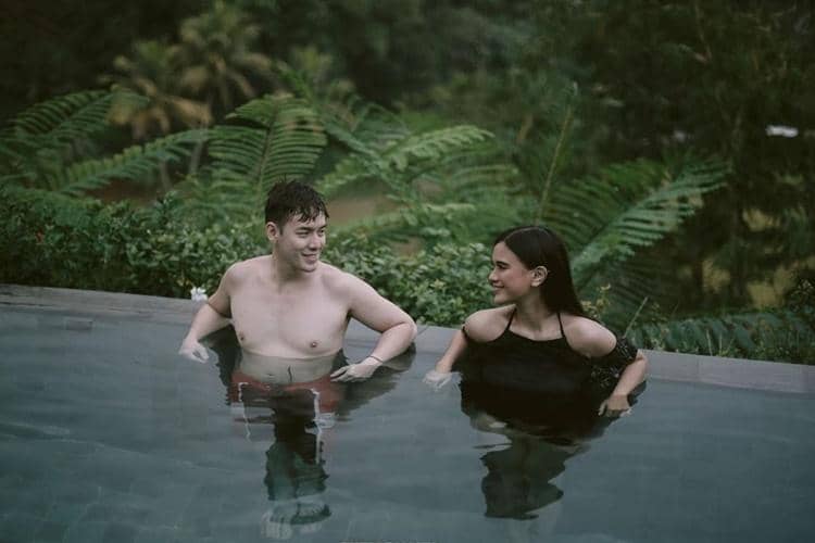 8 Potret Intim Pasangan Artis di Kolam Renang, Segar nan Mesra!