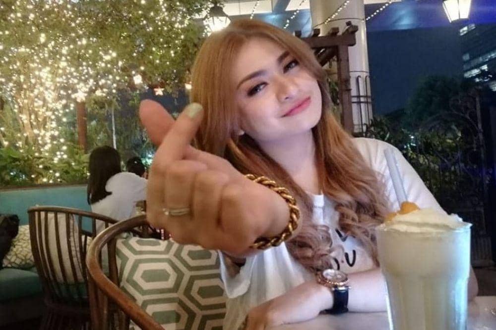 instagram.com/nathalieholscher