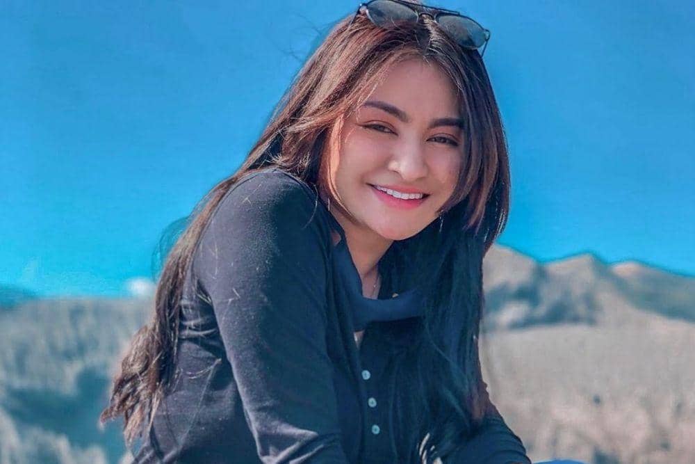 instagram.com/nathalieholscher