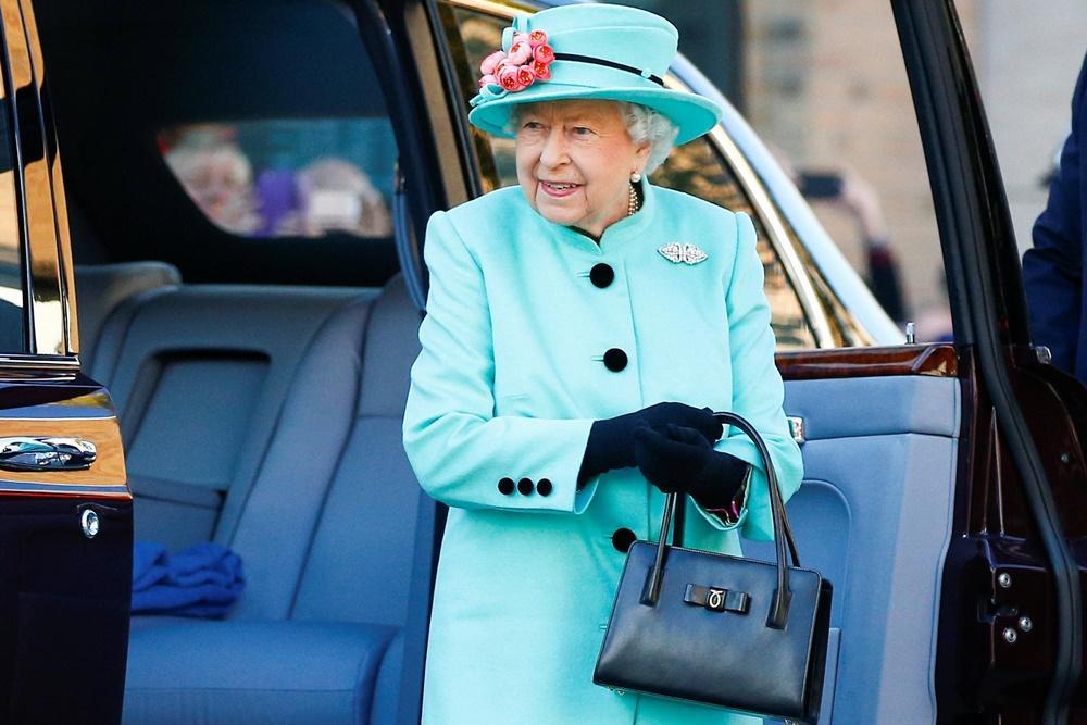 5 Kode Rahasia yang Disampaikan Ratu Elizabeth Lewat Tas Tangannya