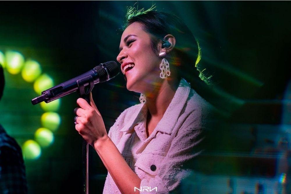 Yuk, Intip 7 Pesona Raisa Andriana Ketika Beraksi di Atas Panggung!  