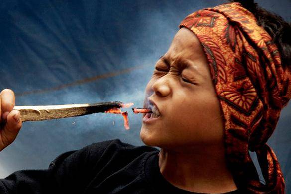 7 Tradisi Indonesia Paling Ekstrem, Bikin Ngilu Lihatnya!