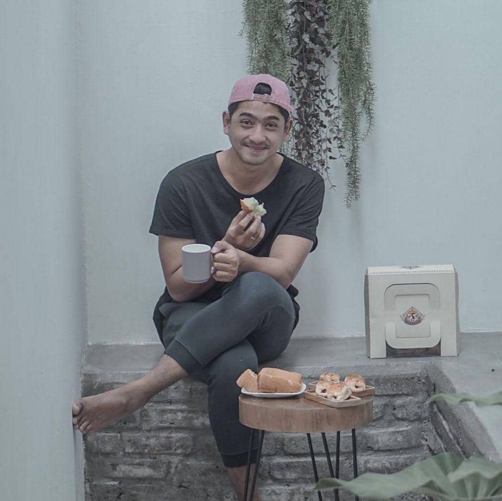 instagram.com/arya.saloka