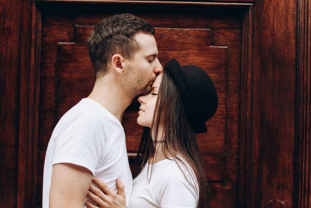 Terkenal Tertutup, Ternyata Ini Cara Pria Introvert Mencintai Pacarnya