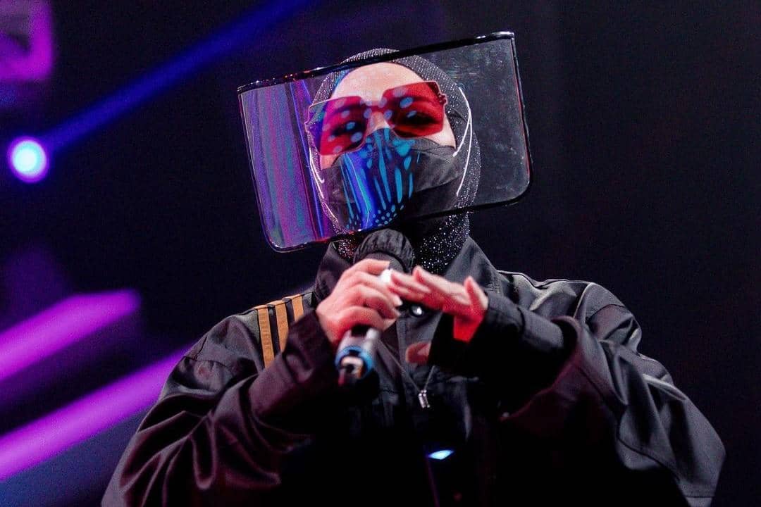 Gaya Melly Goeslaw Pakai Face Shield Super Nyentrik, Viral di Medsos