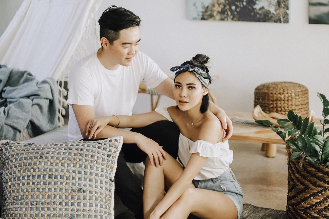Inspirasi Baju Pre-Wedding Kasual yang Jadi Favorit Calon Pengantin